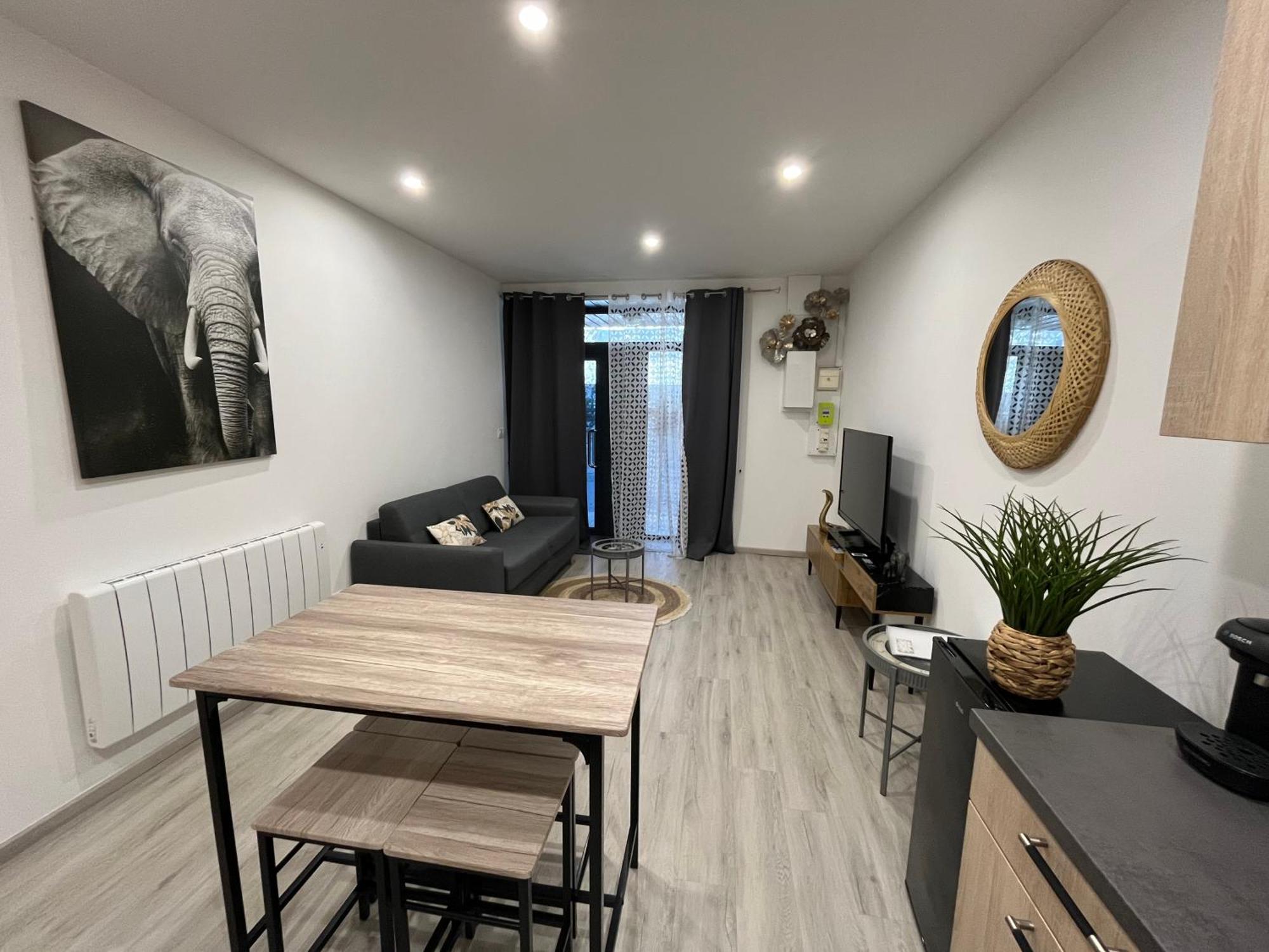 Le Mendes Apartment Evron Exterior photo